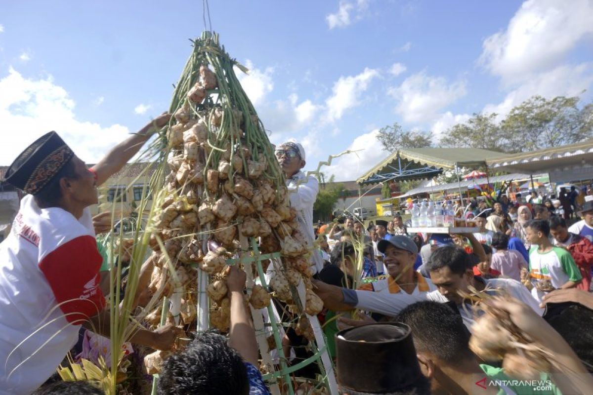 Gubernur Rusli sebut lebaran ketupat bermakna persaudaraan