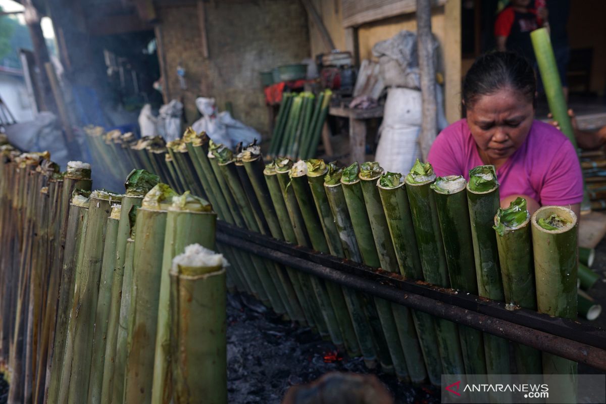 Warga Gorontalo sajikan nasi jaha pada tradisi Lebaran Ketupat