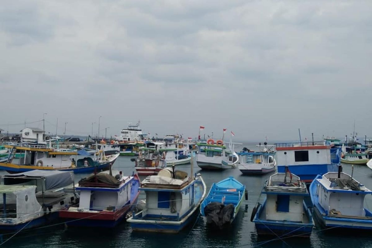 Nelayan Kupang untuk sementara tidak melaut