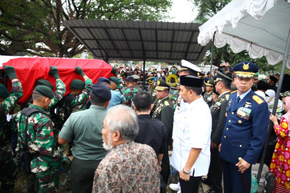 Pj Wali Kota Makassar antar jenazah mantan KSAD ke pemakaman