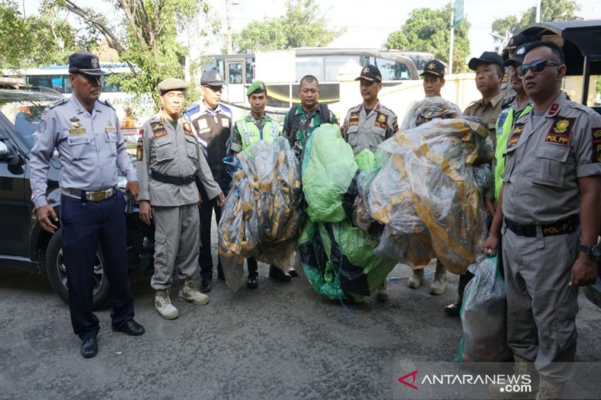 Belasan balon udara di Pekalongan sita