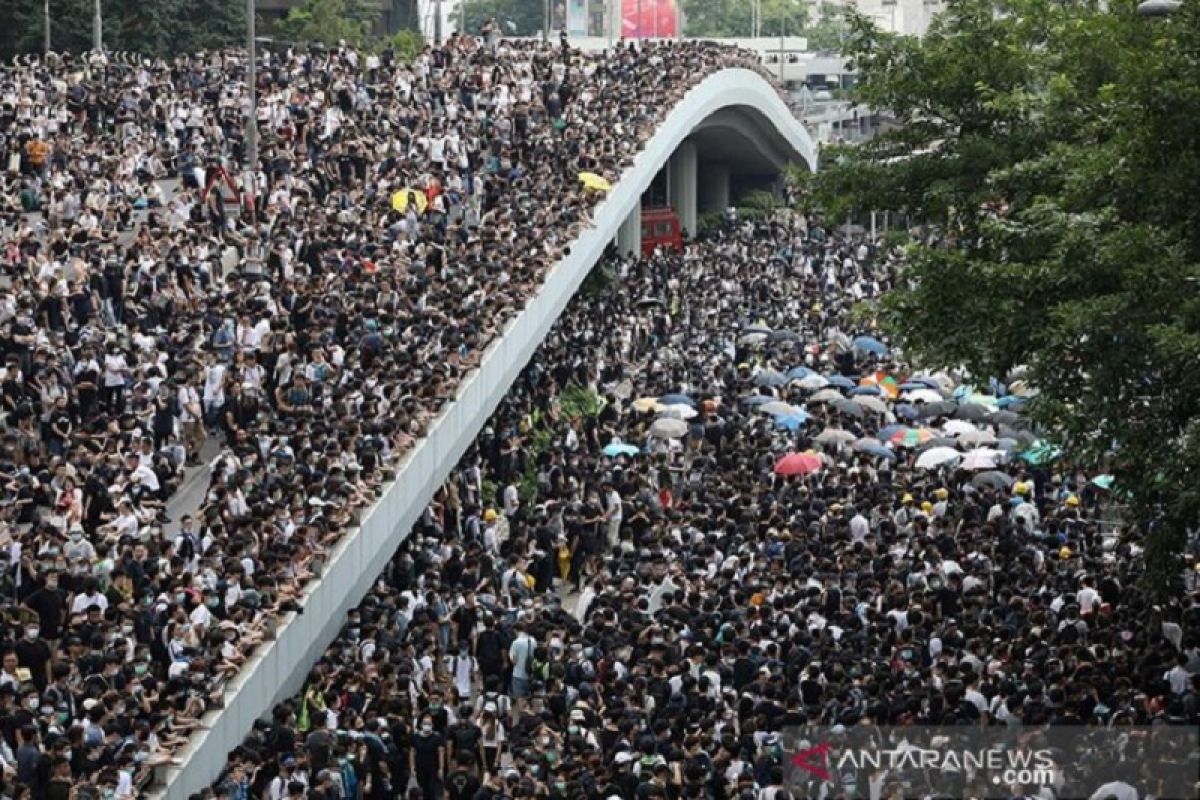 Unjuk rasa puluhan ribu orang lumpuhkan Kota Hong Kong. Kok bisa?