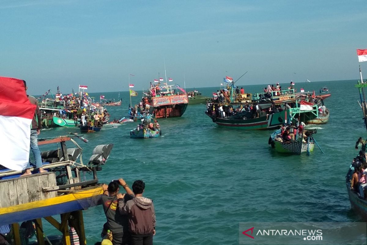 Ratusan kapal iringi tradisi lomban kupatan di Jepara