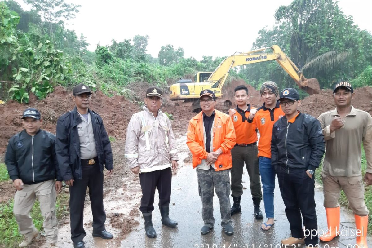 BPBD kerahkan alat berat buka jalan tertutup longsor Kotabaru