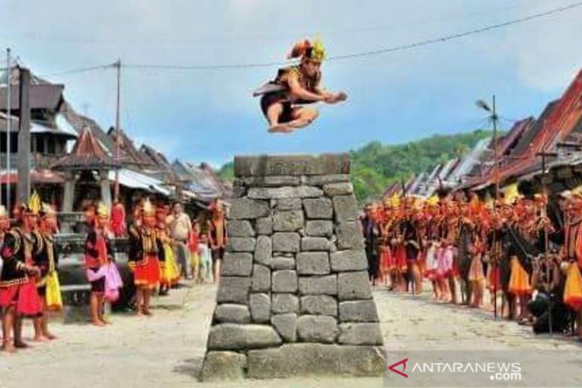 Fahombo lahir dari  tradisi perang di Nias