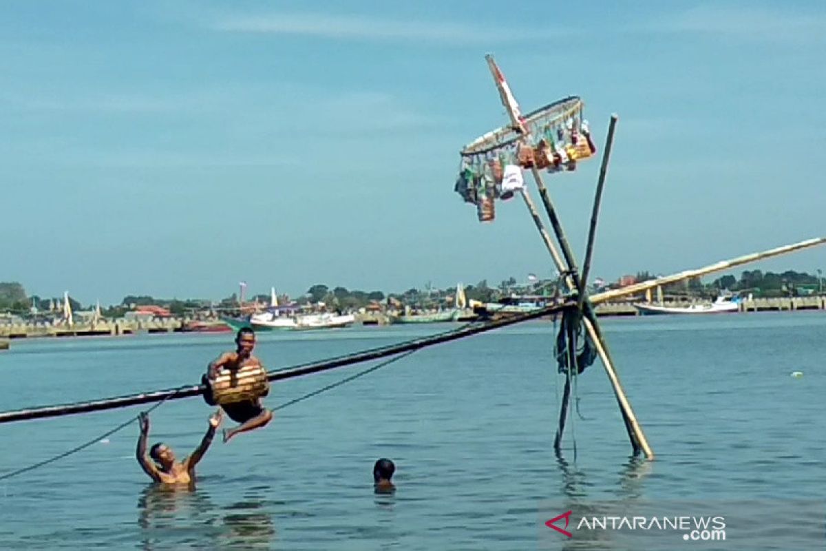 Warga Jepara rayakan syawalan dengan panjat pinang di laut