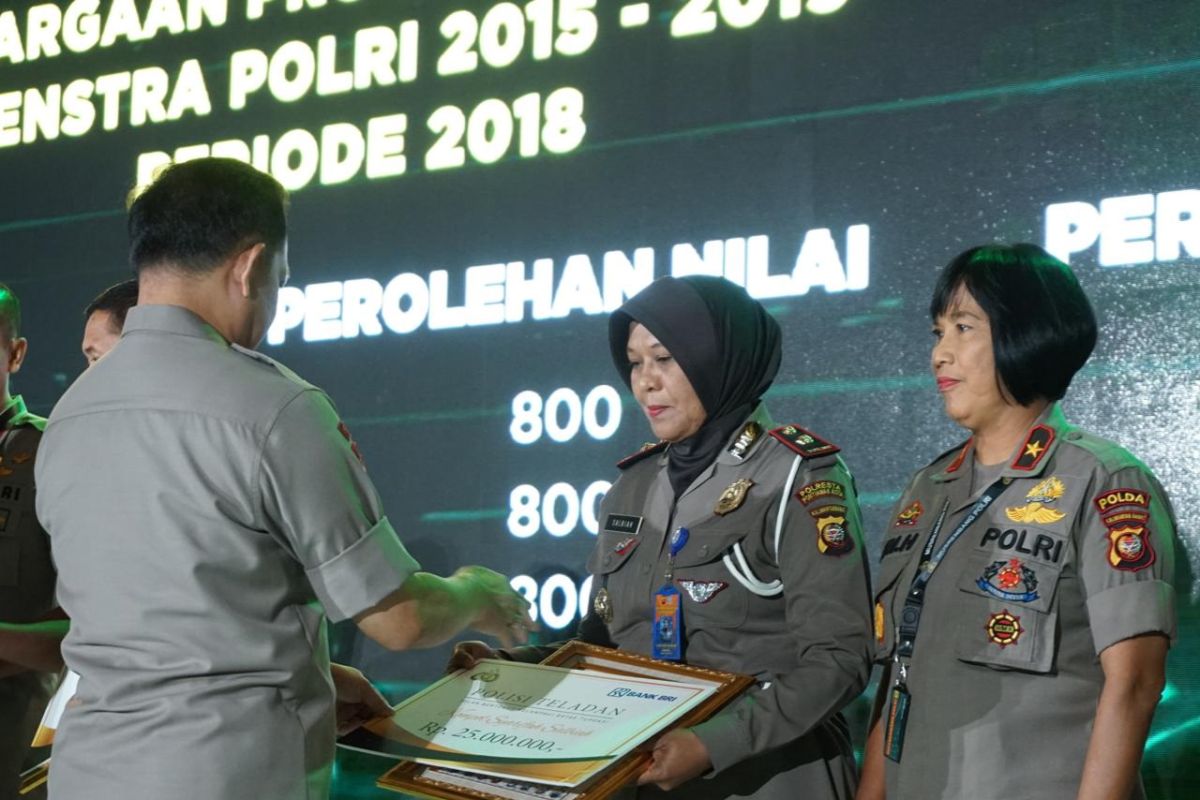Kasatlantas Polresta Pontianak Kompol Syarifah Salbiah raih penghargaan polisi teladan