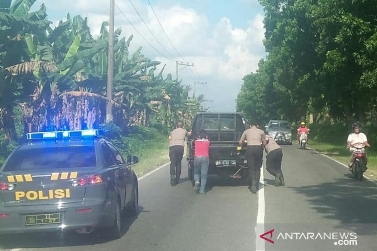 Patut dicontoh, Kapolres Labuhanbatu bantu dorong mobil mogok di Jalinsum