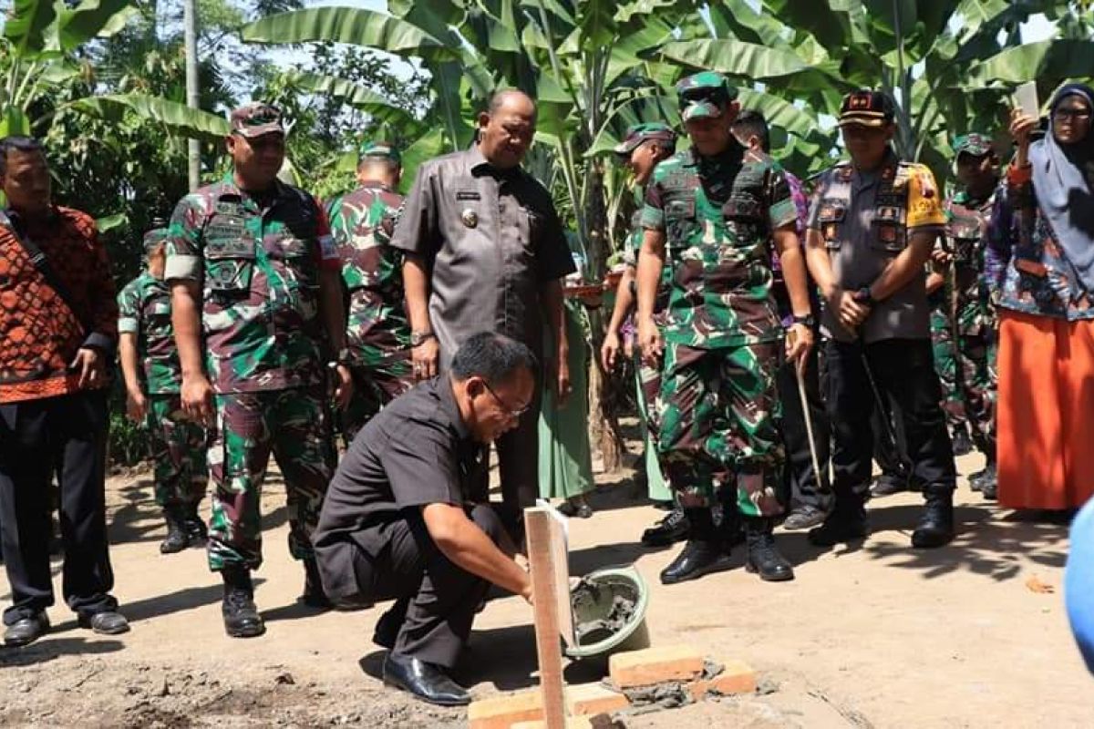 Wali kota Binjai lakukan peletakan batu pertama pembangunan jamban warga