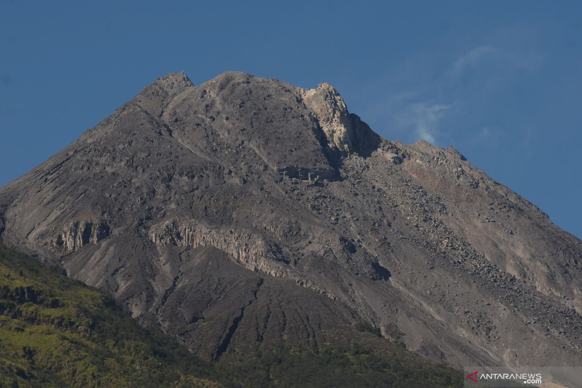 Gunung Merapi meluncurkan empat guguran lava ke kali Gendol