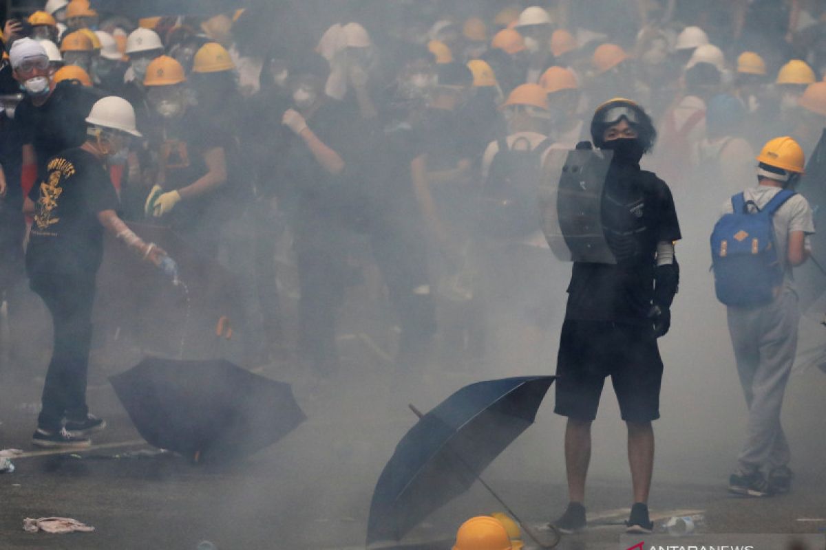 Para pengunjuk rasa bentrok dengan polisi di Hong Kong