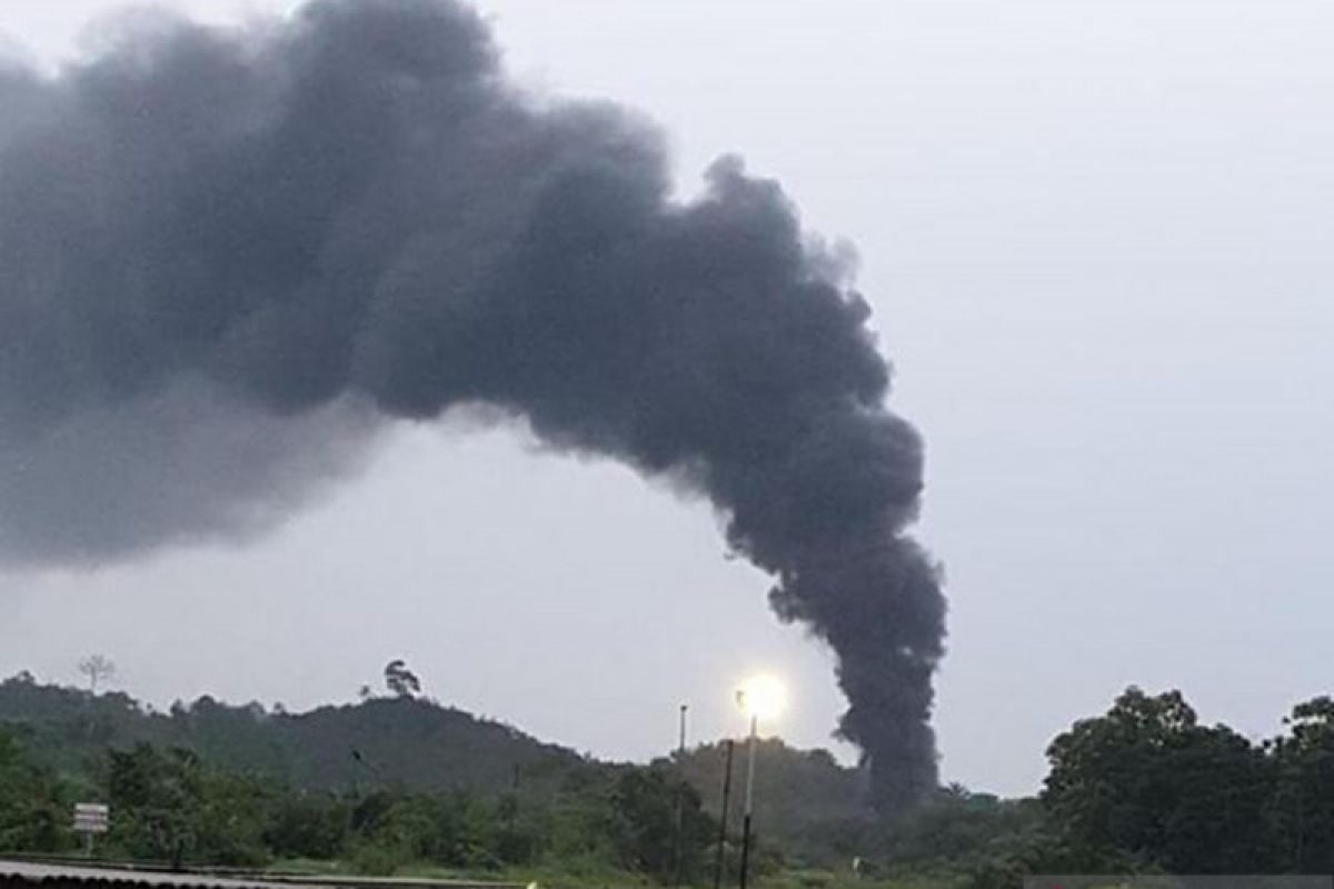 Kawasan tambang minyak ilegal di Batanghari Jambi terbakar