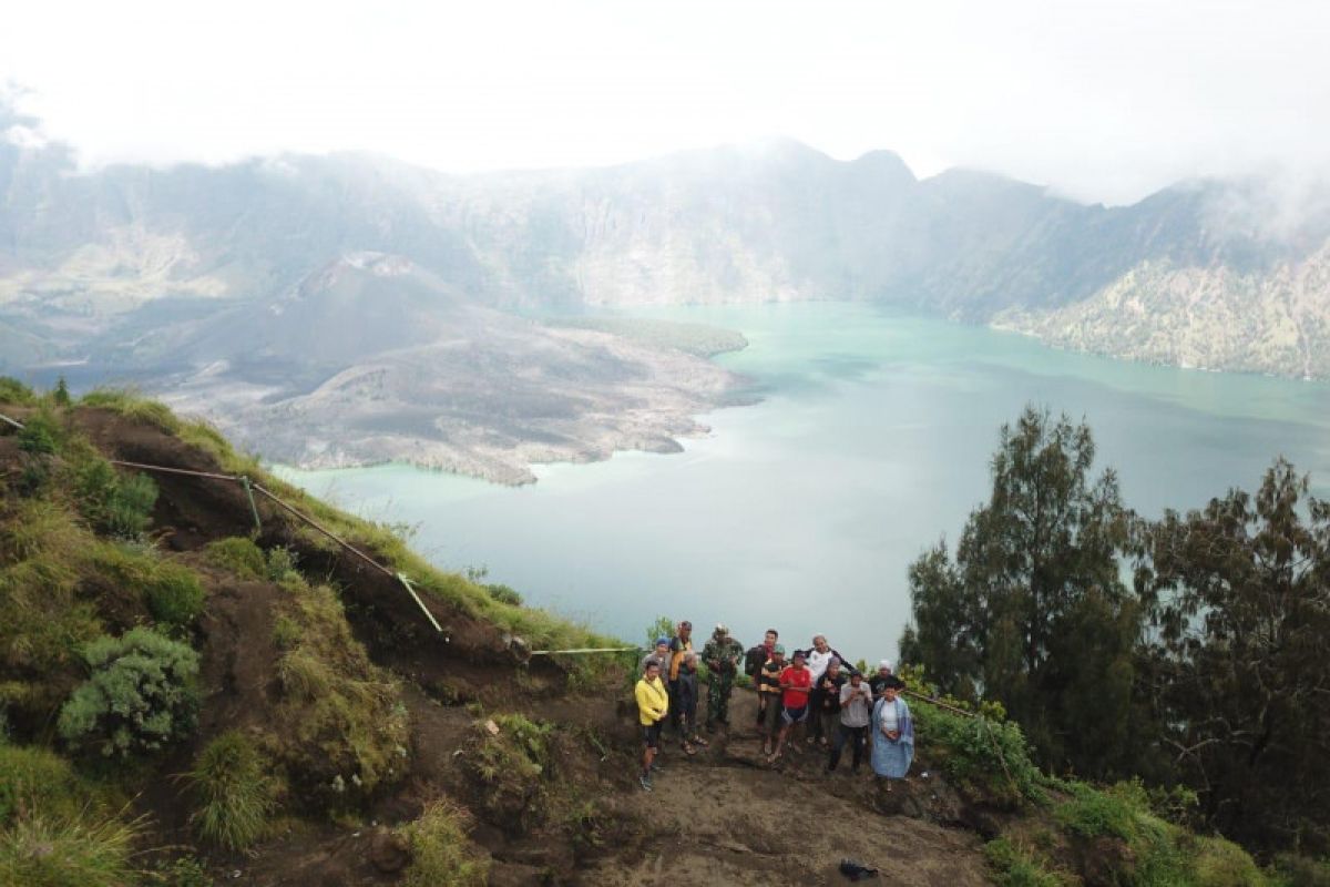 Protokol kesehatan diterapkan saat jalur pendakian Gunung Rinjani dibuka 7 Juli