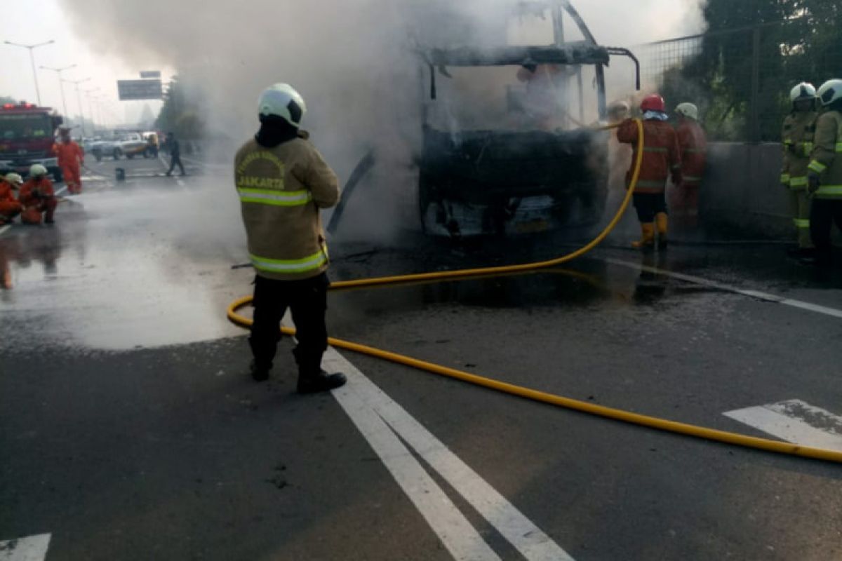 Bus Mekar Prima hangus terbakar di Tol JLB Jakarta