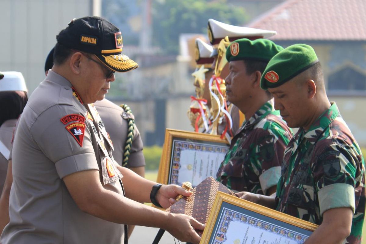 Angka laka lantas turun, Polda Jatim beri penghargaan anggota