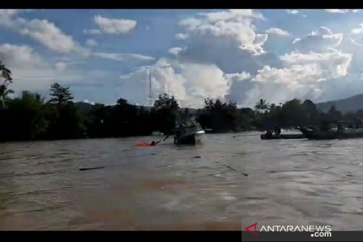 Kapal feri tradisional karam di Long Bagun