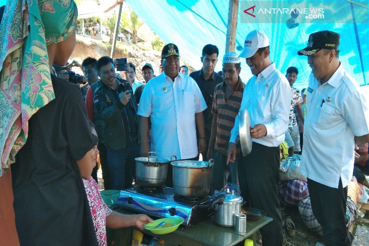 Mentan serahkan bantuan bahan pangan korban banjir Konawe Utara