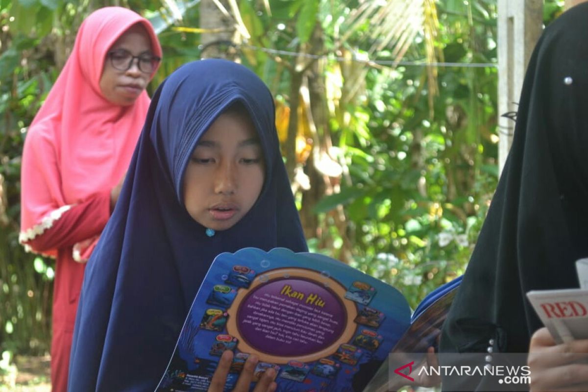 Berawal dari keprihatinan, Nella Usmawati dirikan taman bacaan