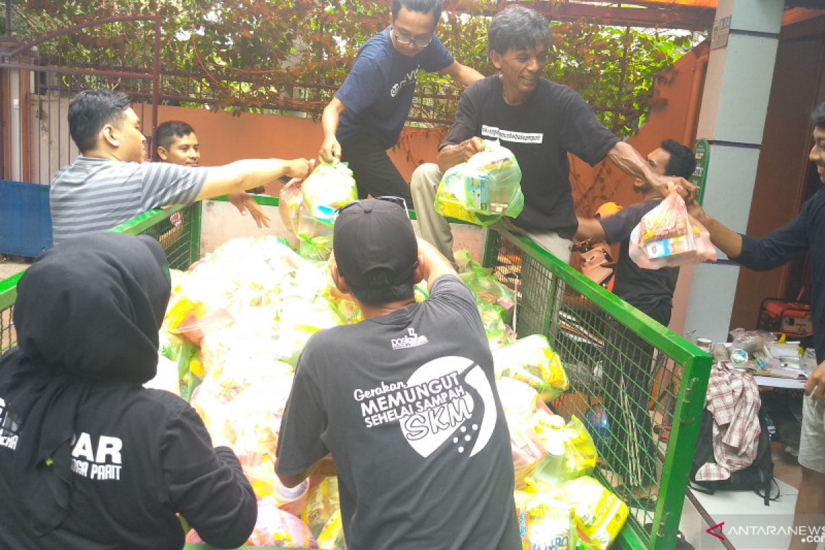 Relawan distribusikan kebutuhan pokok korban banjir Samarinda