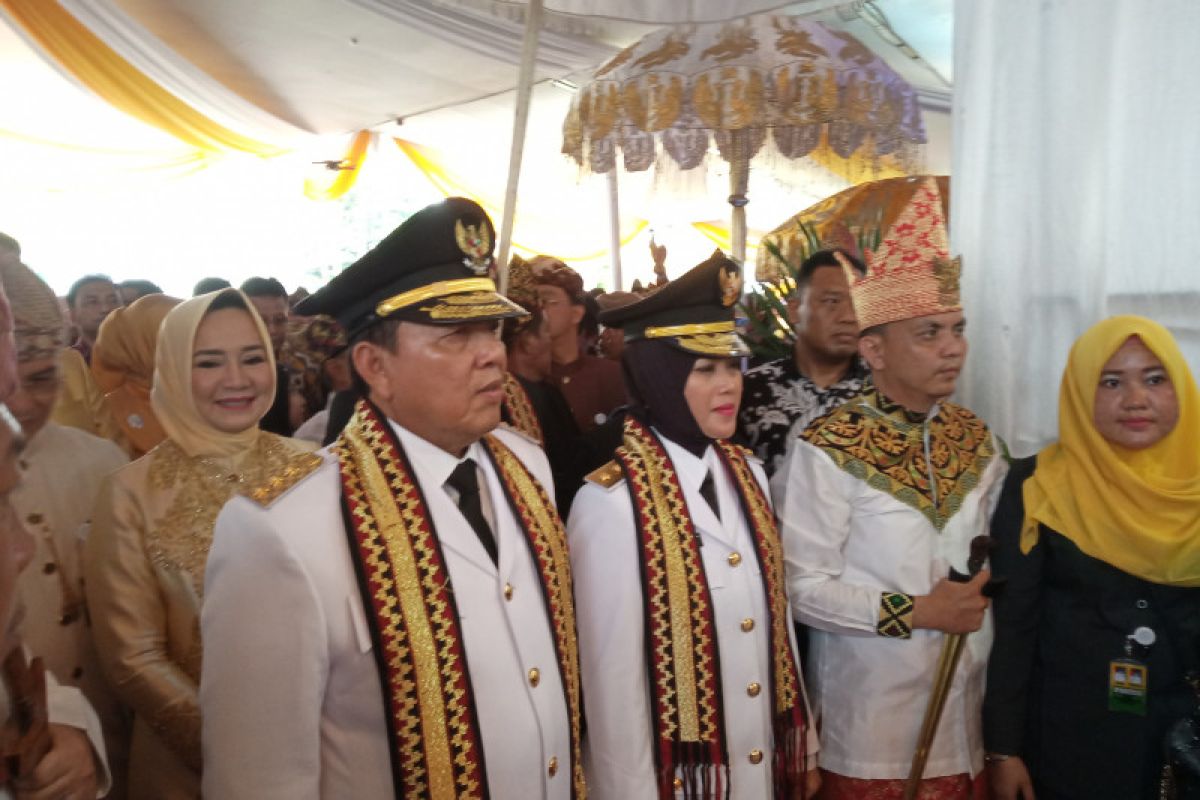 Arinal Djunaidi dan Chusnunia Chalim disambut dengan prosesi adat