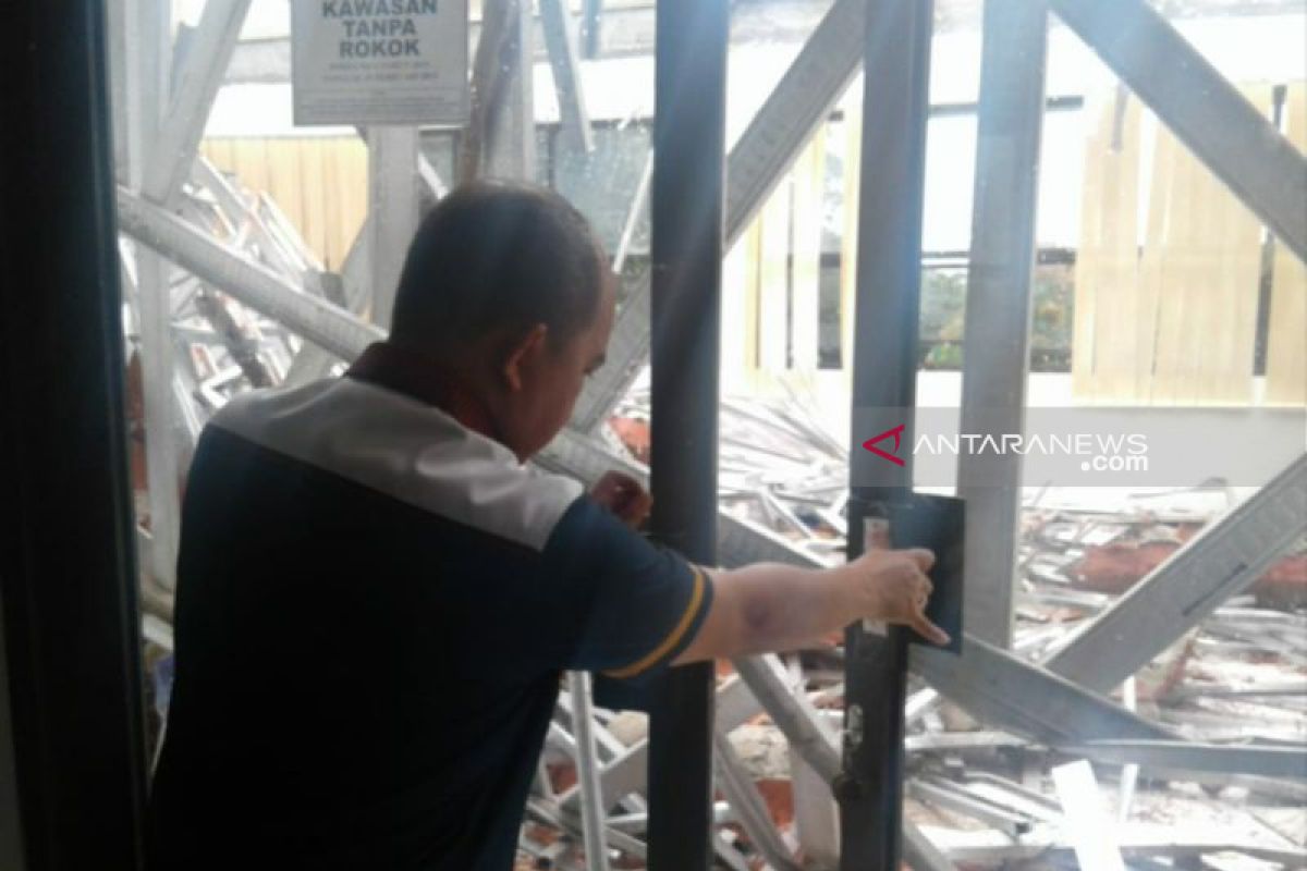 Molen tinjau atap gedung Dinkes Pangkalpinang yang ambruk