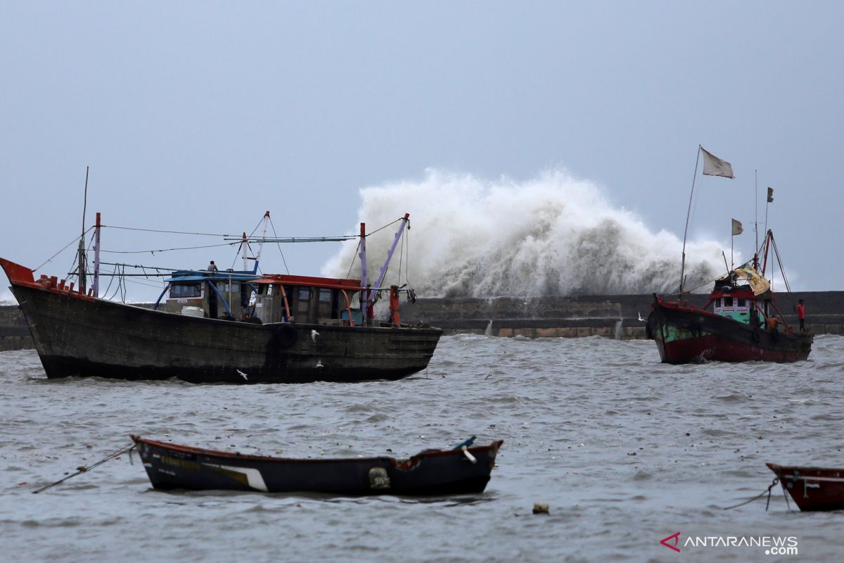 BMKG: Siklon Hagibis picu gelombang tinggi perairan Indonesia