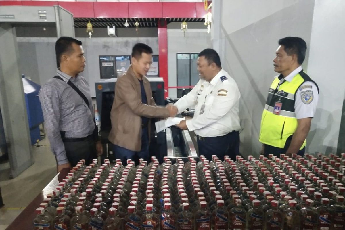 Polisi Jayawijaya amankan 384 botol minuman keras di Bandara Wamena