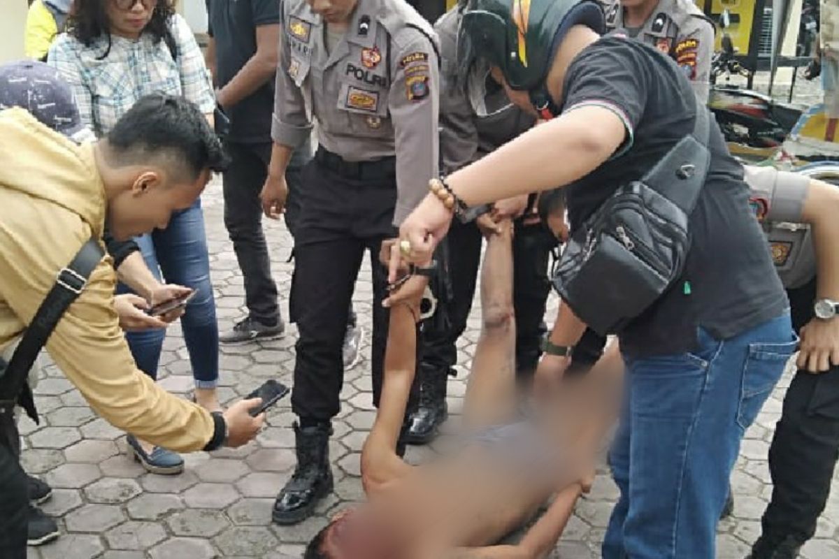 Babak belur dihajar massa, pelaku curanmor ini diselamatkan polisi