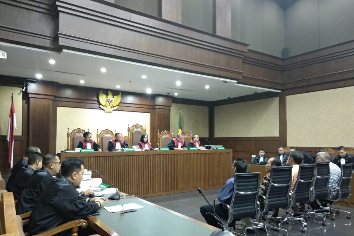 Dua hakim Pengadilan Jakarta Selatan penerima suap dituntut 8 tahun penjara
