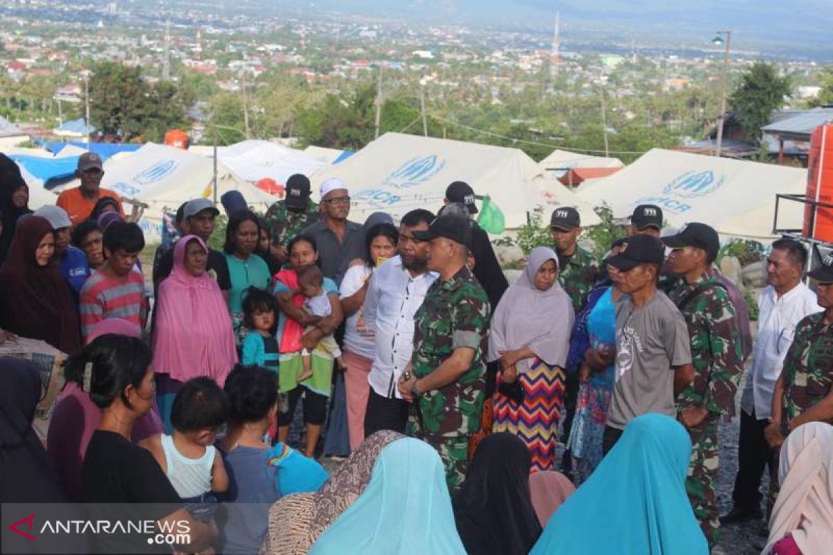 Prajurit 711/Raksatama Bhakti Sosial di posko pengungsi Balaroa