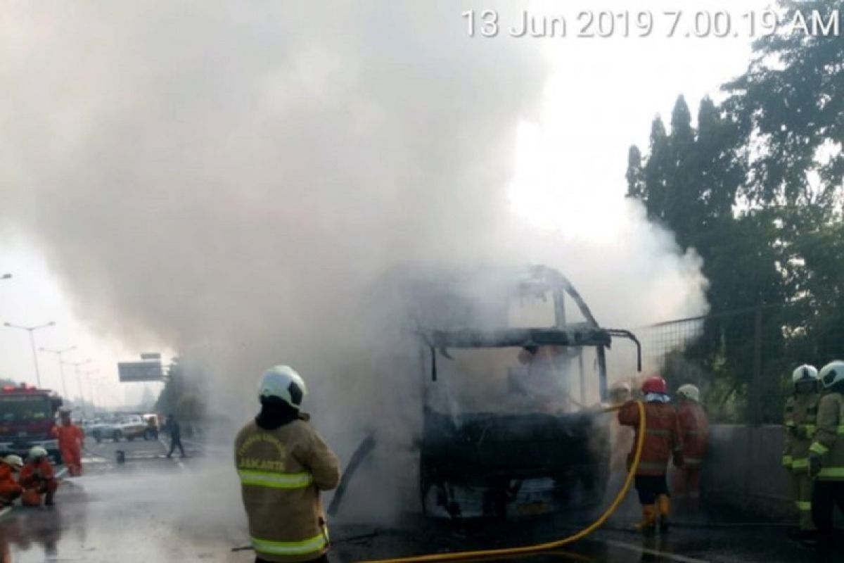 Sebuah bus Mekar Prima hangus terbakar di Tol JLB Jakarta Barat