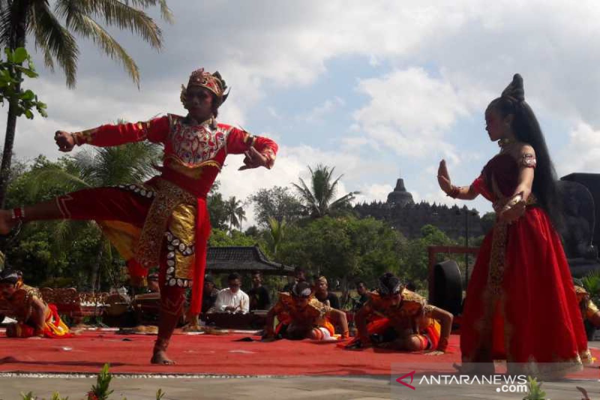 Sendratari Kidung Karmawibangga meriahkan areal Candi Borobudur