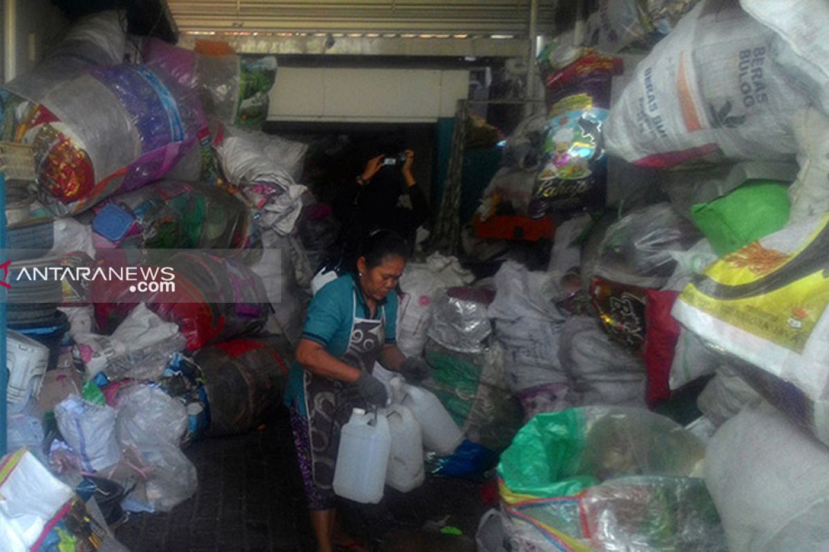 Surabaya lelang sampah botol plastik hasil penukaran tiket bus