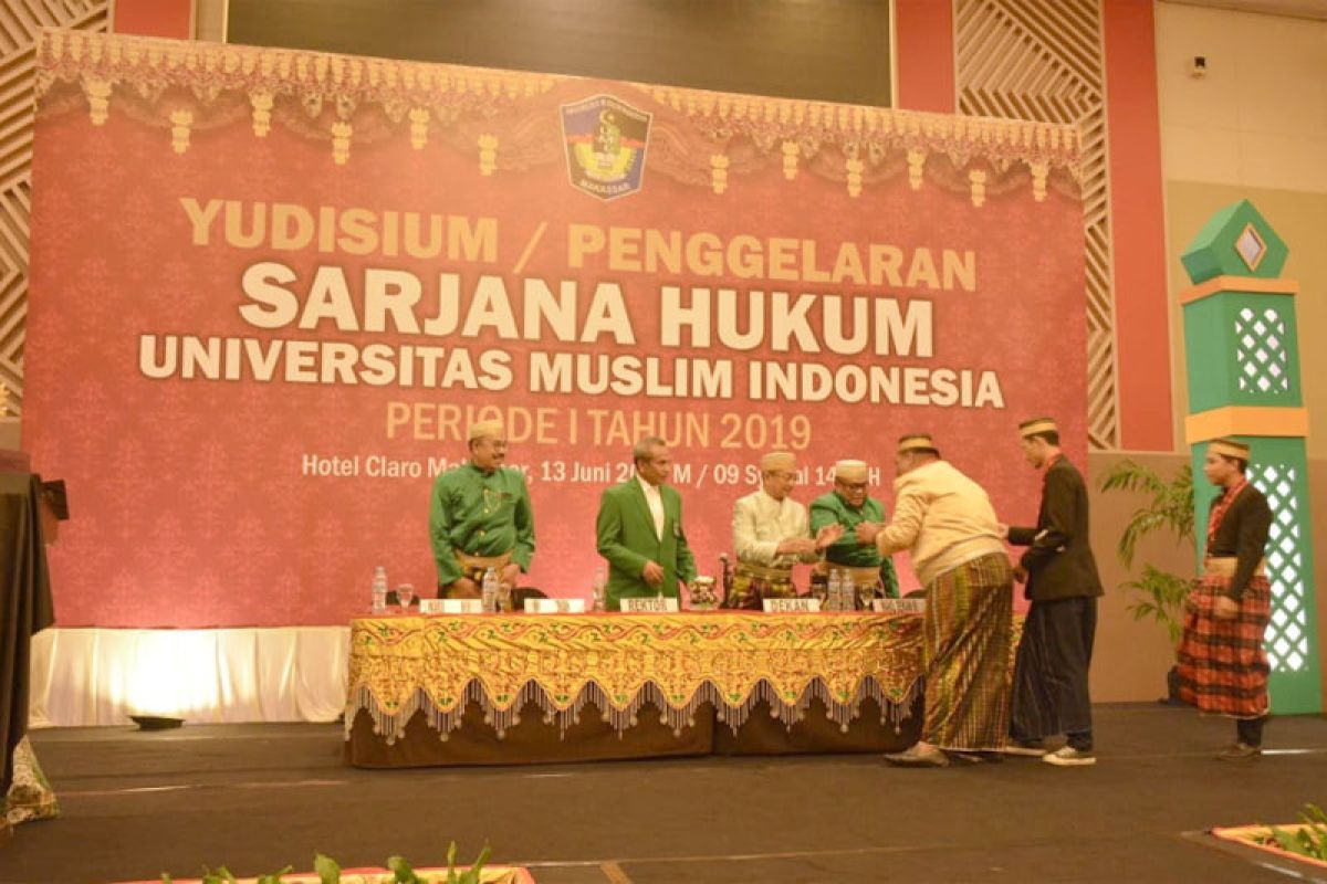 468 Yudisium Fakultas Hukum UMI kenakan pakaian adat