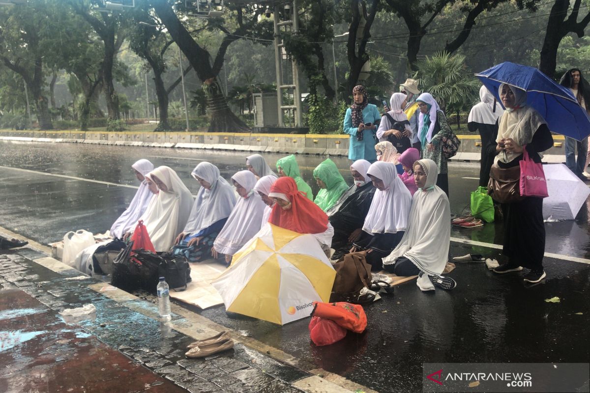 Simpatisan sengketa Pilpres menggelar shalat dzuhur berjamaah