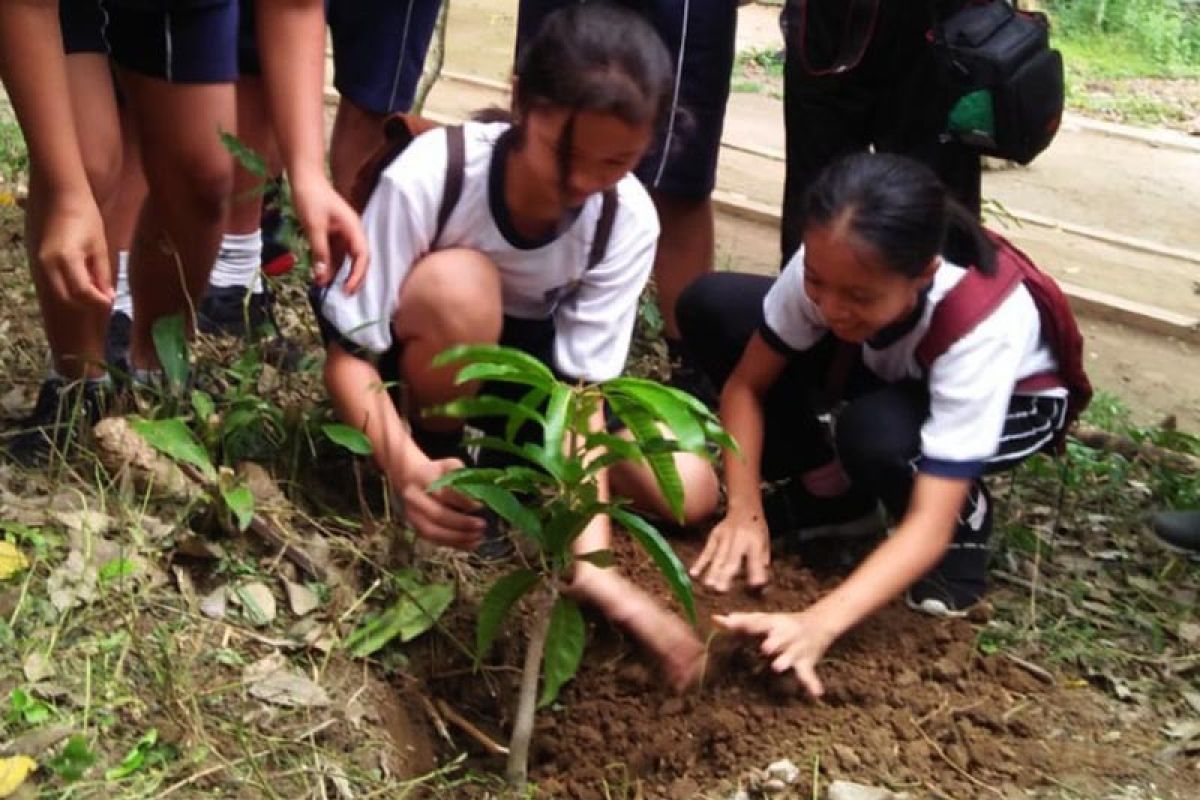 Ratusan siswa Tarakanita Kota Magelang tanam pohon di Gunung Tidar