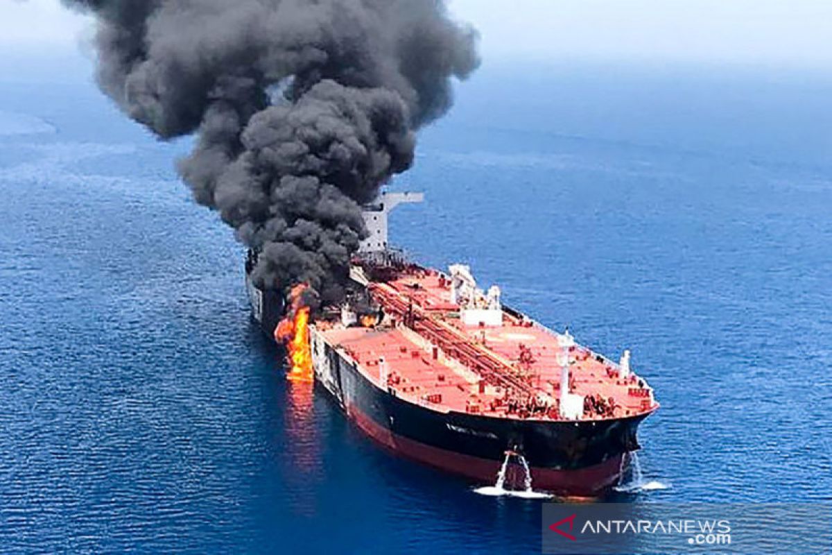 Ledakan membakar tanker Iran di dekat pelabuhan Saudi