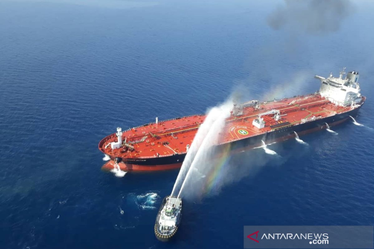 Tanker Kokuka Courageous dihantam ledakan ditarik menuju UAE