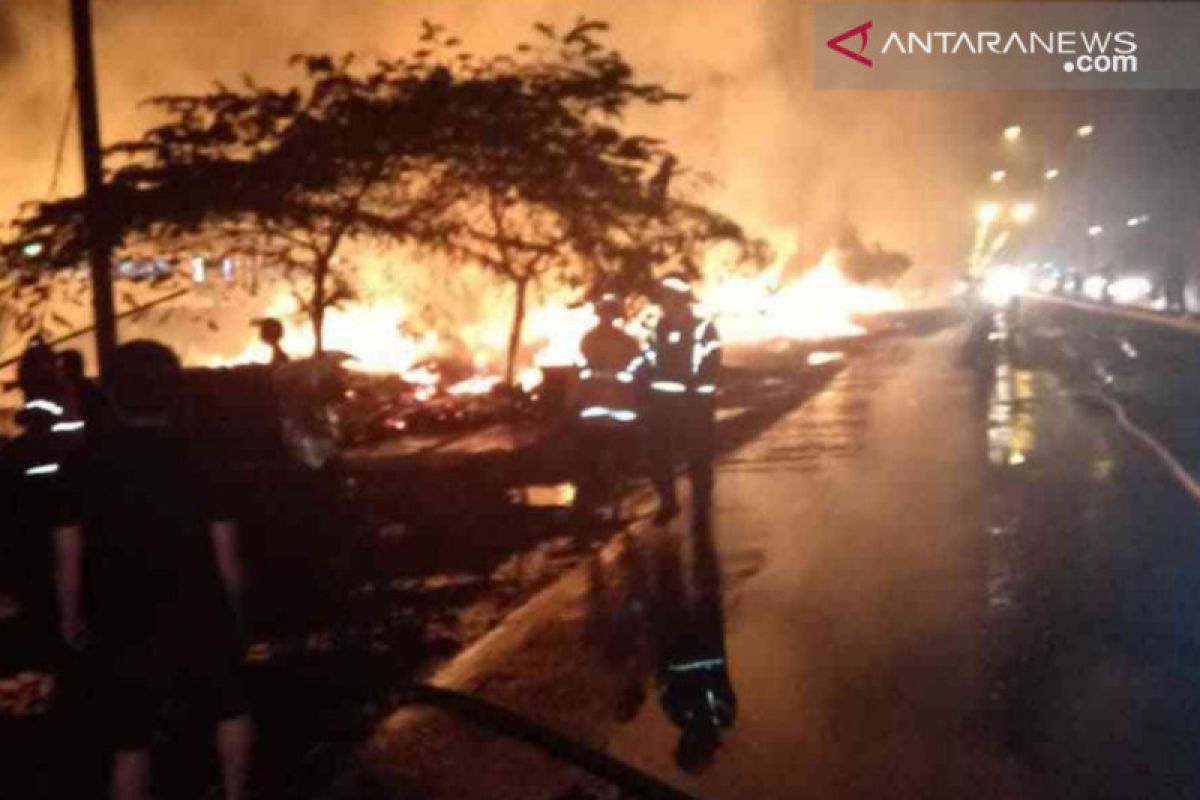 14 mobil damkar mengatasi kebakaran gudang di Cikarang