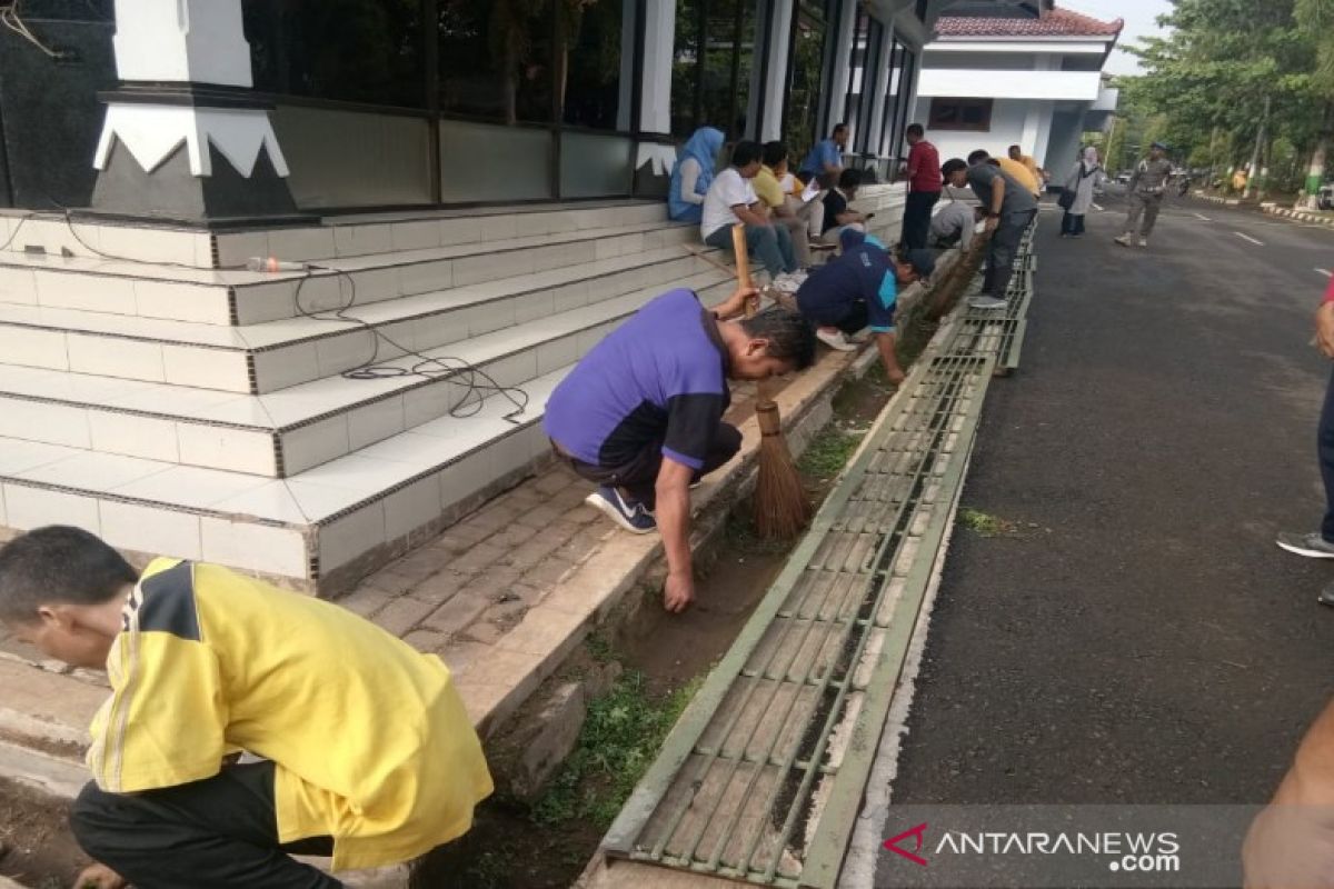 Absen upacara, 32 ASN di Batang dapat sanksi bersihkan got