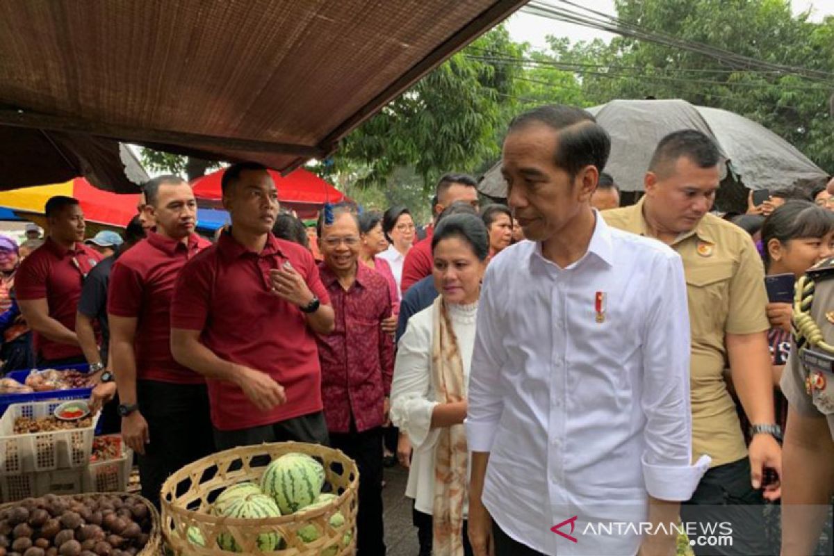 Didampingi Ibu Negara, di Pasar Sukawati Presiden belanja buah-buahan