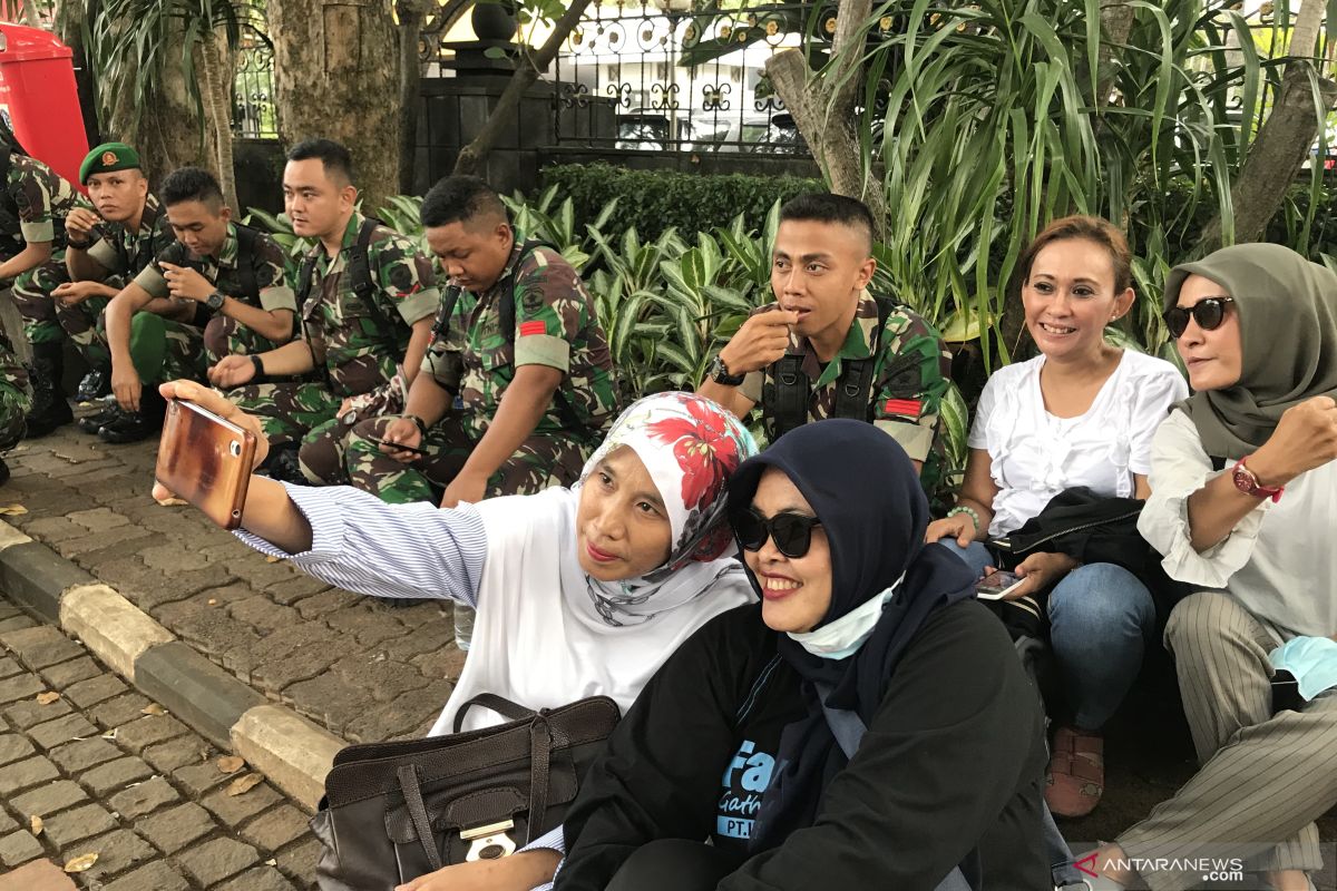 Masa simpatisan sengketa Pilpres swafoto bersama anggota TNI