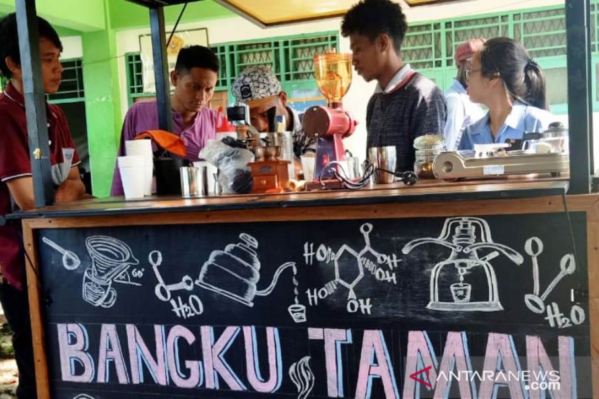 Mahasiswa ini kembangkan diri dengan buka kedai kopi