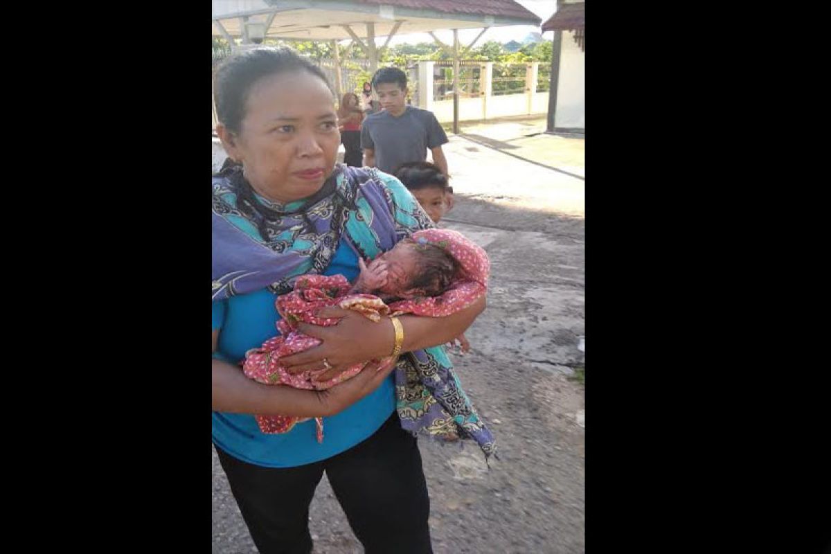 Warga temukan bayi di semak-semak di belakang kantor di  Puruk Cahu