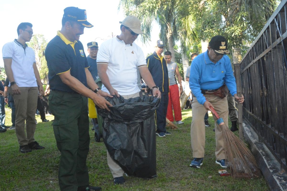 Persiapan Kejurnas dayung, gubernur dan ASN gotong royong bersihkan kawasan Tanggo Rajo