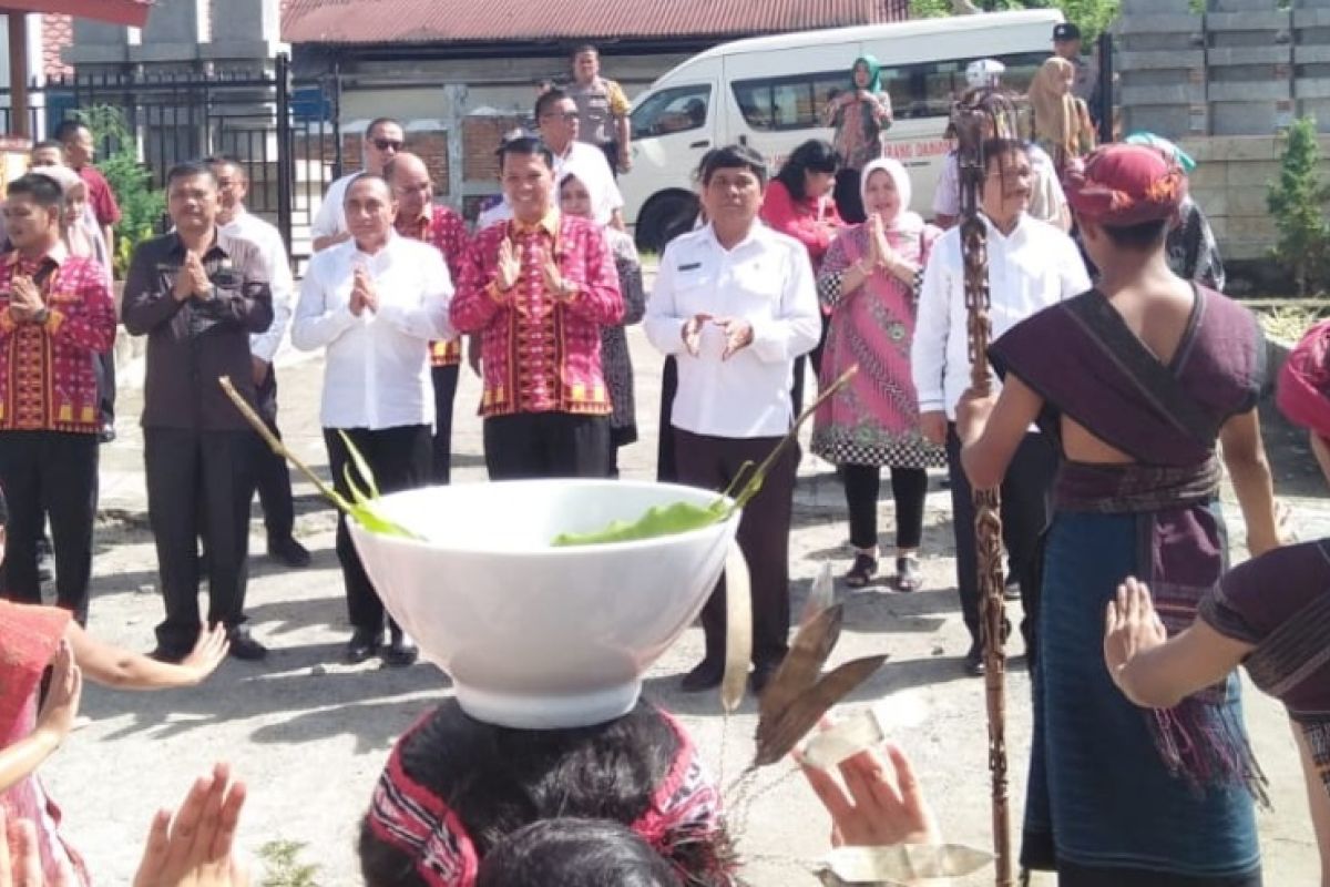 Gubsu motivasi aparatur Pemkab dan pelajar di Samosir