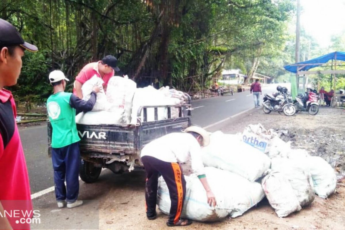 Forum pedagang mulai bersihkan TWA Rimbo Panti dari sampah