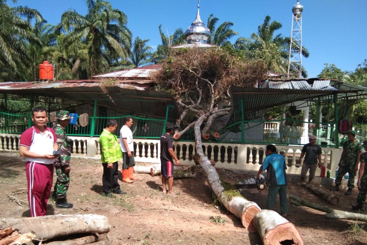 Kodim 0204/DS bantu evakuasi rumah dan masjid warga terkena angin puting beliung