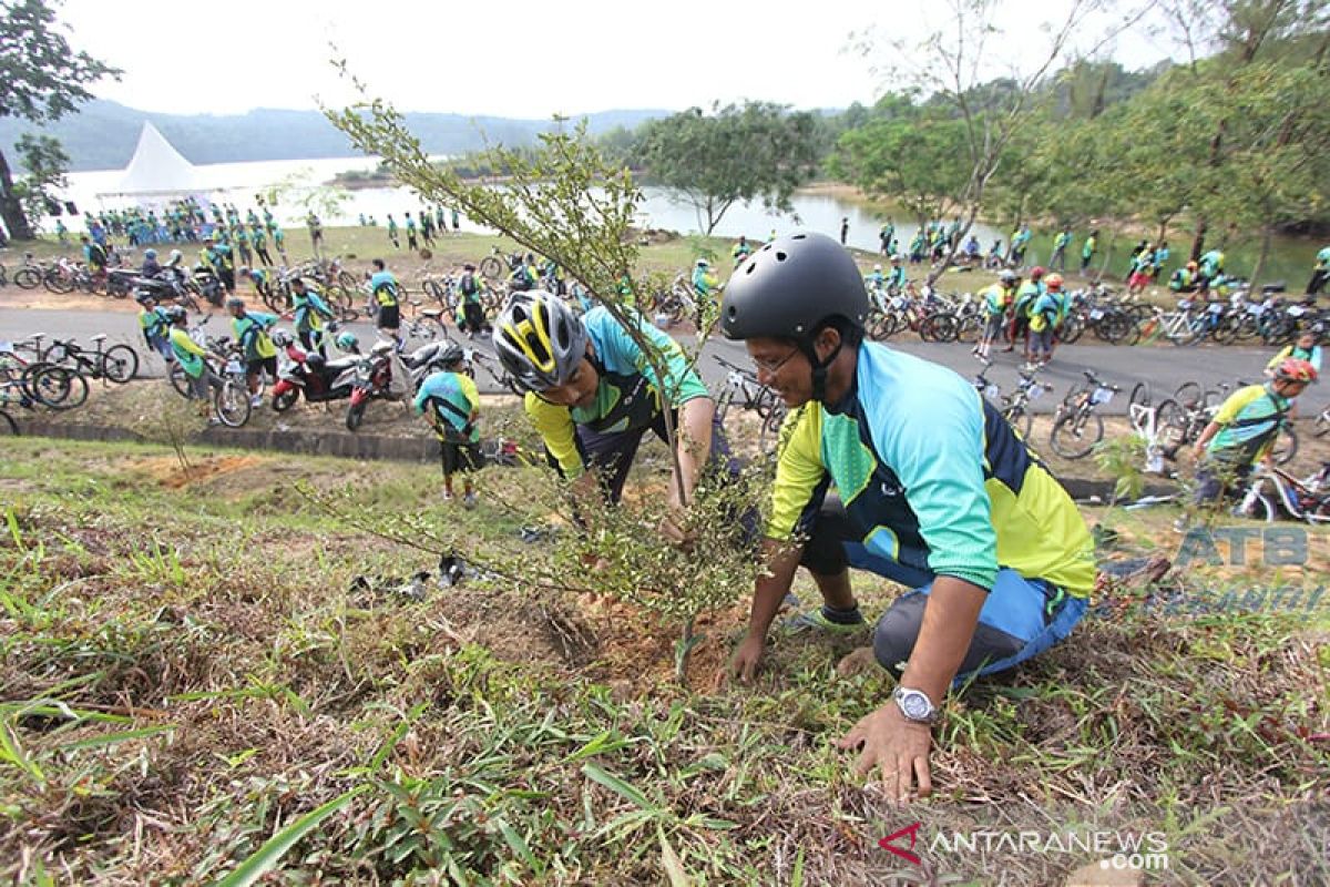 Seribu bibit pohon untuk peringatan hari lingkungan hidup sedunia