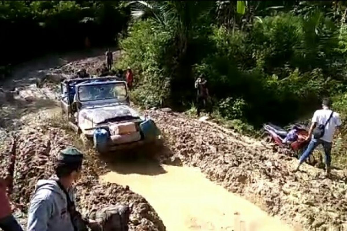 Jalan menuju  Kecamatan Ulumanda Majene rusak parah